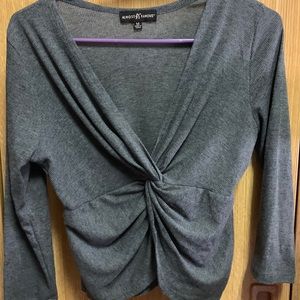 Quarter sleeve V-neck top